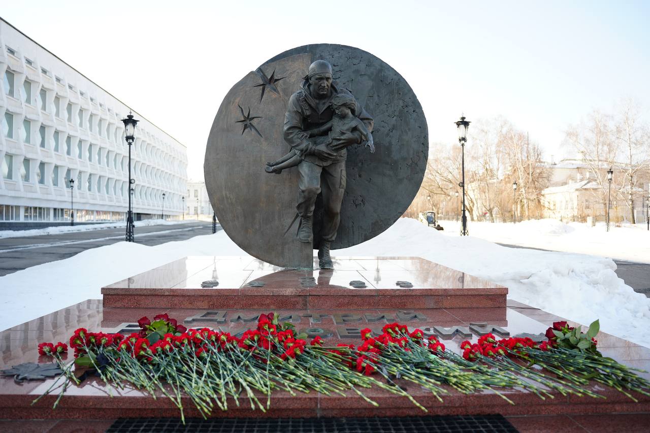 В Ульяновске прошла торжественная церемония возложения цветов к памятнику Героя России Дмитрия Разумовского