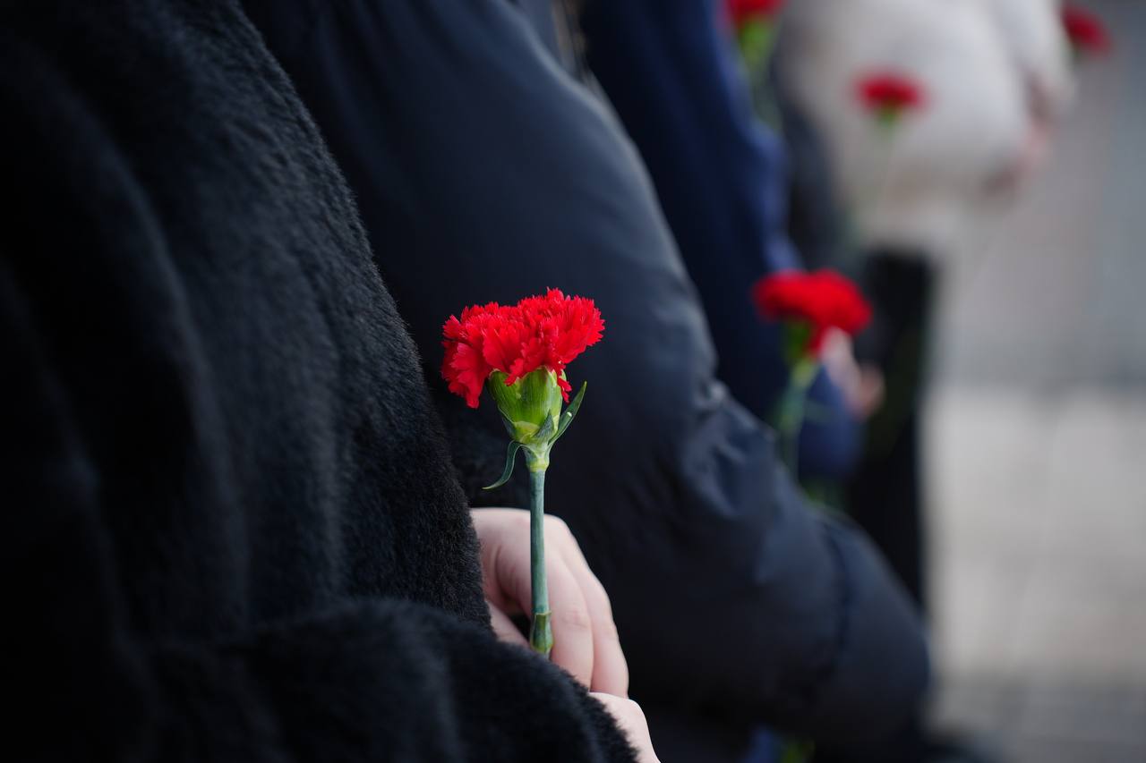 В Ульяновске прошла торжественная церемония возложения цветов к памятнику Героя России Дмитрия Разумовского В Ульяновске прошла торжественная церемония возложения цветов к памятнику Героя России Дмитрия Разумовского