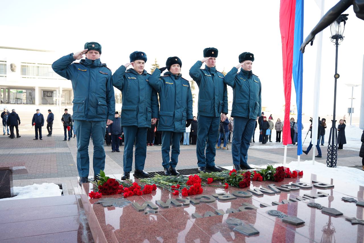 В Ульяновске прошла торжественная церемония возложения цветов к памятнику Героя России Дмитрия Разумовского В Ульяновске прошла торжественная церемония возложения цветов к памятнику Героя России Дмитрия Разумовского