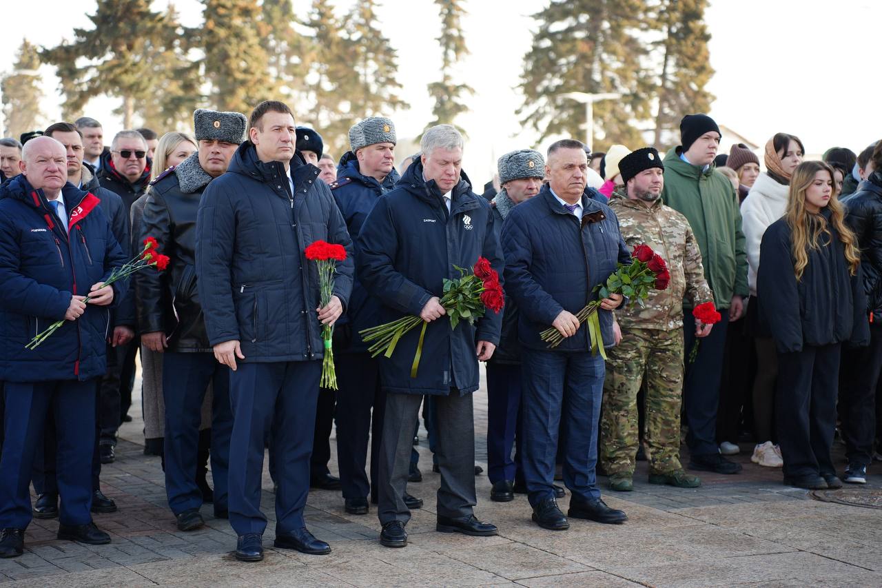 В Ульяновске прошла торжественная церемония возложения цветов к памятнику Героя России Дмитрия Разумовского В Ульяновске прошла торжественная церемония возложения цветов к памятнику Героя России Дмитрия Разумовского