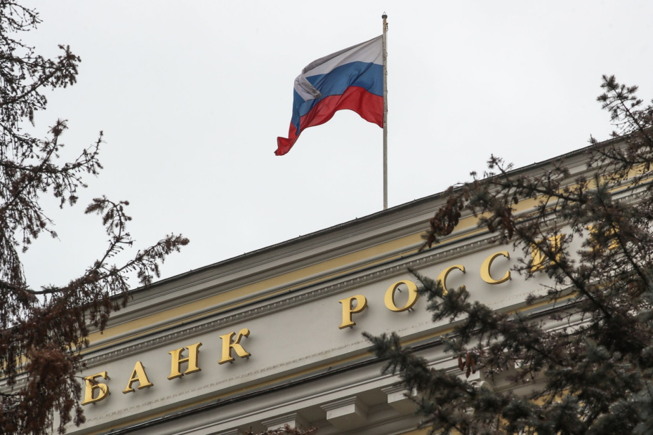 Центробанк продлил ограничения на переводы в недружественные страны
