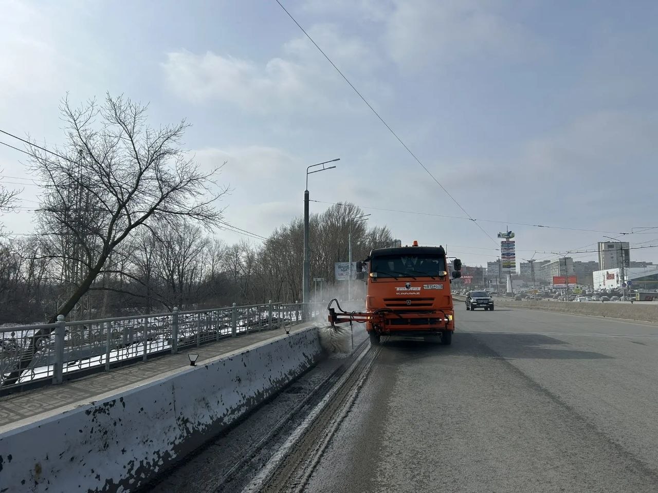 В Ульяновске городские службы после зимы приводят в порядок дорожную инфраструктуру В Ульяновске городские службы после зимы приводят в порядок дорожную инфраструктуру