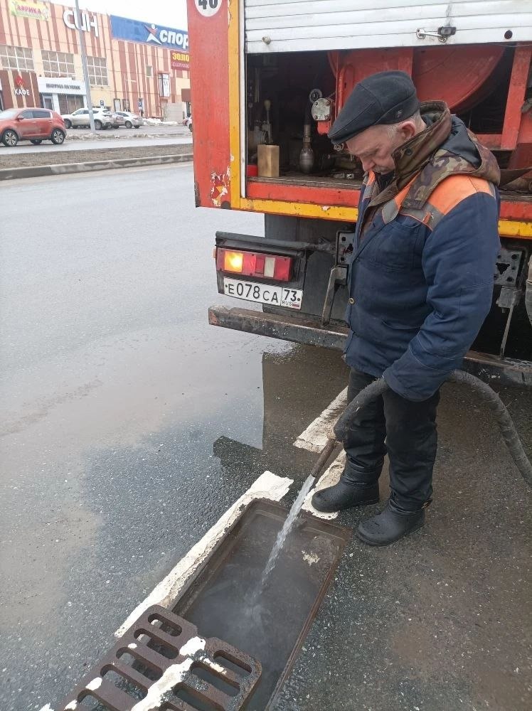 В Ульяновске городские службы после зимы приводят в порядок дорожную инфраструктуру В Ульяновске городские службы после зимы приводят в порядок дорожную инфраструктуру