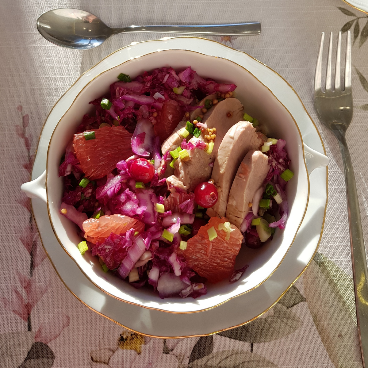 Салат из утки, пекинской капусты, грейпфрута и клюквы