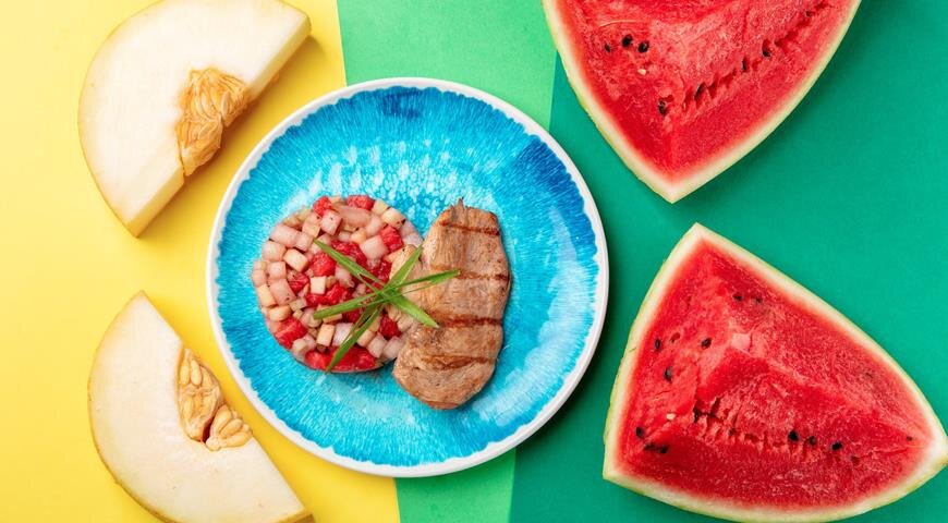 Сочная курица с освежающей сальсой из арбуза и дыни