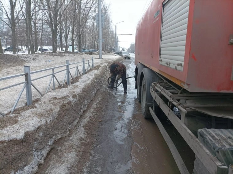 В воскресенье в Ульяновске продолжался весенний комплекс дорожных работ В воскресенье в Ульяновске продолжался весенний комплекс дорожных работ