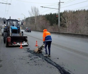 В воскресенье в Ульяновске продолжался весенний комплекс дорожных работ