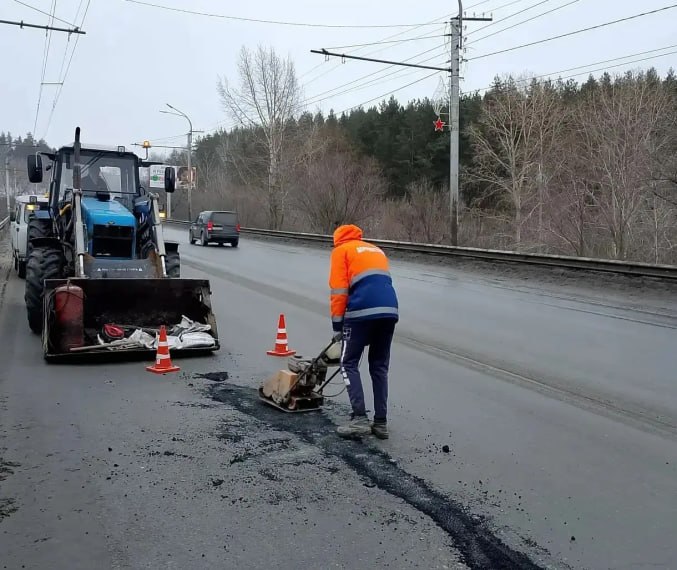 В воскресенье в Ульяновске продолжался весенний комплекс дорожных работ
