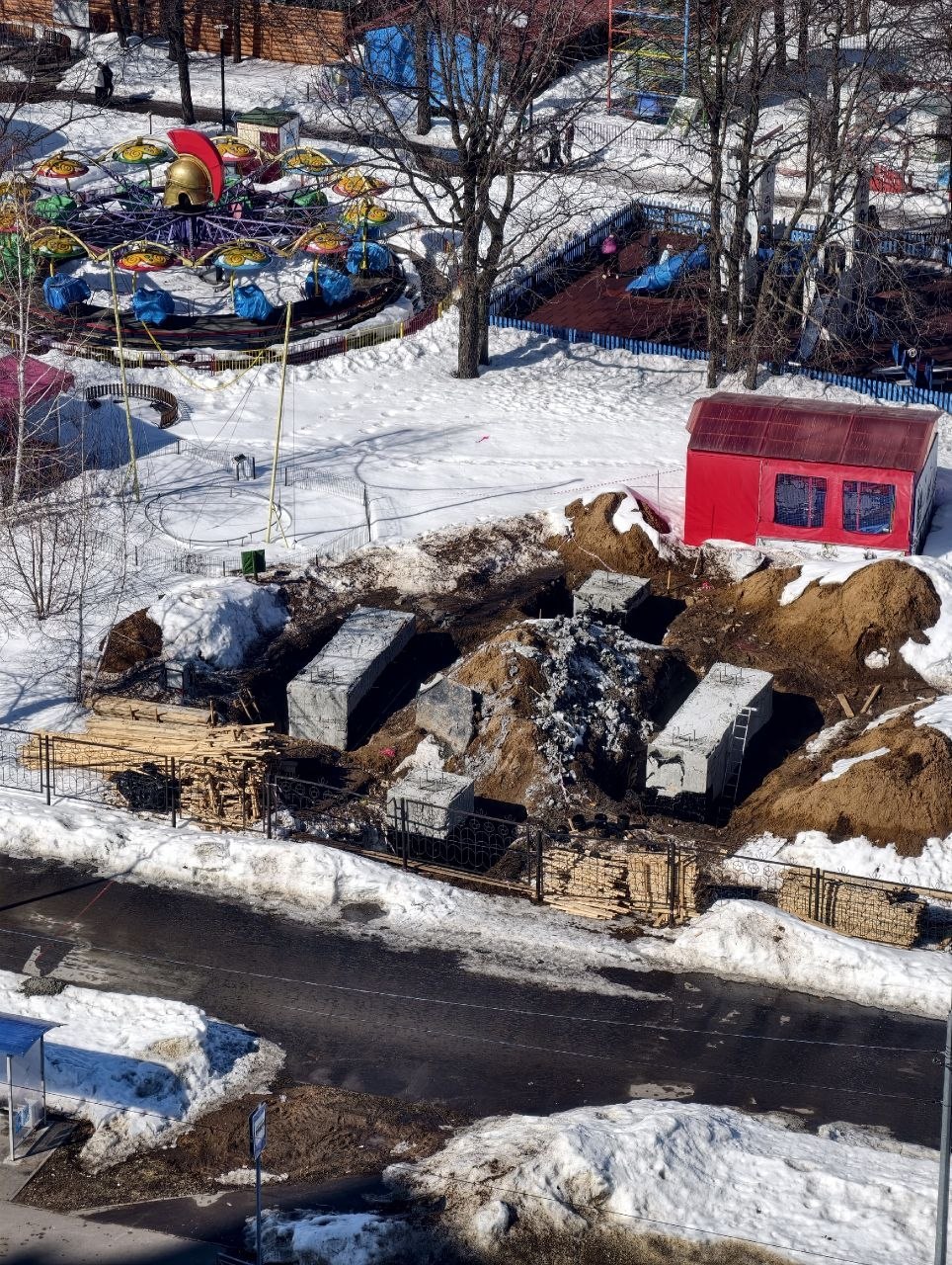 В ульяновский парк «Прибрежный» завозят оборудование для колеса обозрения