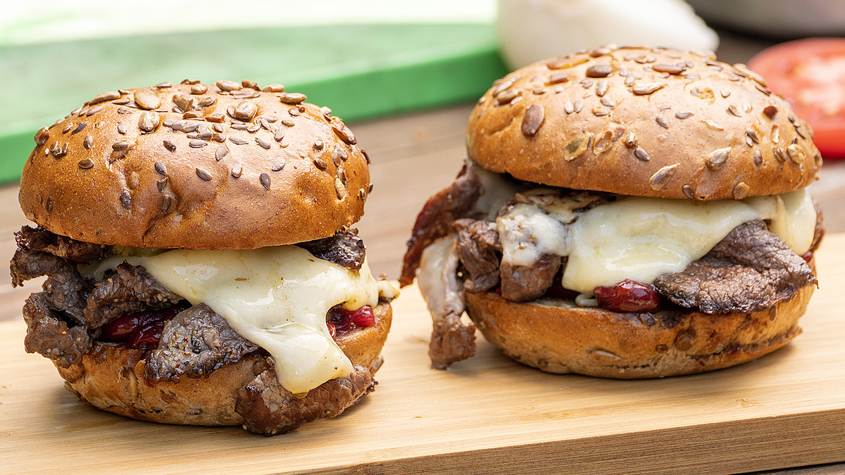 Изысканный бургер со стейком и вишневым соусом