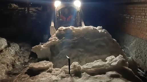 За прошедшие сутки в Ульяновске вывезли 38 рейсов смёта и отремонтировали более 80 кв. м дорог Глава Ульяновска Александр Болдакин поручил муниципальным службам сохранять высокий темп ремонта и уборки улично-дорожной сети....