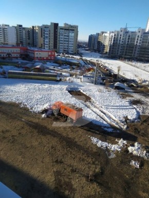От подписчика:. «Жители улицы Юго-Западной возмущены тем, что на месте сквера, который им обещали при покупке квартир, начали строить еще один дом. Именно перспектива сквера была ключевым фактором при выборе дома, а теперь...