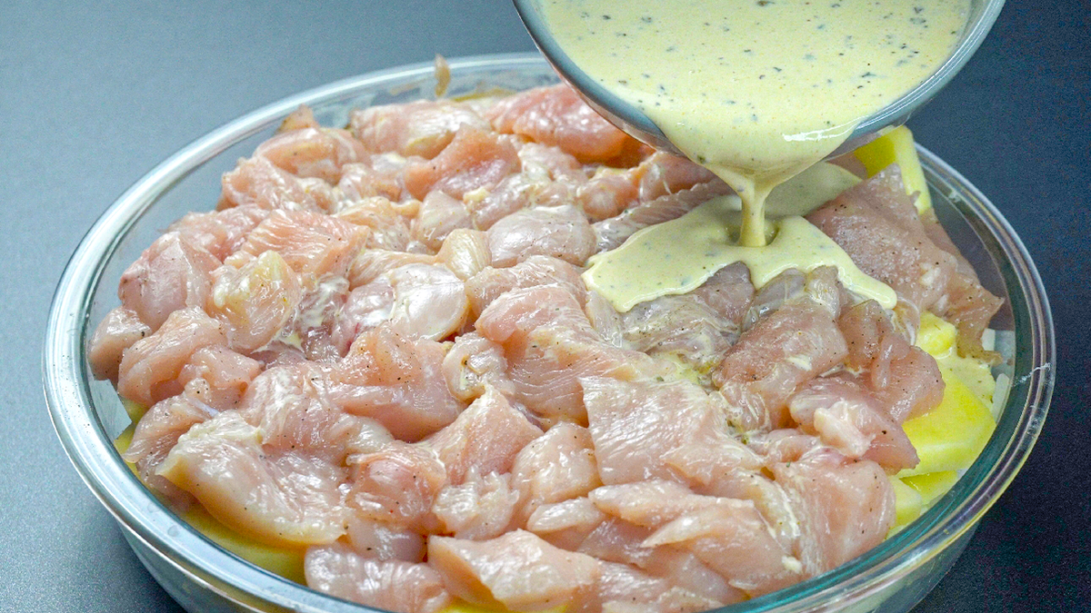 Сочный ужин: простая курица с картошкой и овощами для всей семьи