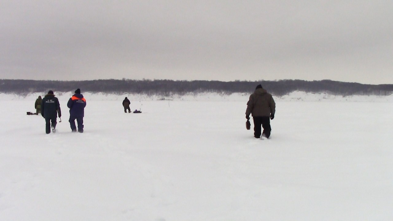 Сезон зимней рыбалки давно закончен, но самые ярые фанаты подлёдной ловли — вопреки здравому смыслу — покидать акваторию Волги не спешат