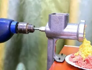 Как обновить старую мясорубку с помощью шуруповерта