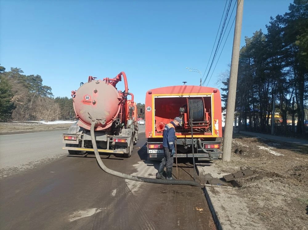 За сутки с улиц Ульяновска вывезли 35 самосвалов смёта За сутки с улиц Ульяновска вывезли 35 самосвалов смёта