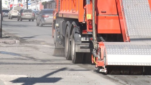 Снег почти растаял, обнажив грязные улицы и дороги