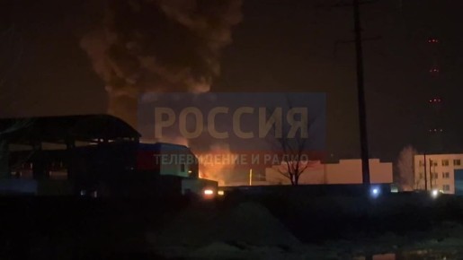 В эти минуты сотрудники МЧС России по Ульяновской области борются с огнем в промзоне Заволжского района Ульяновска