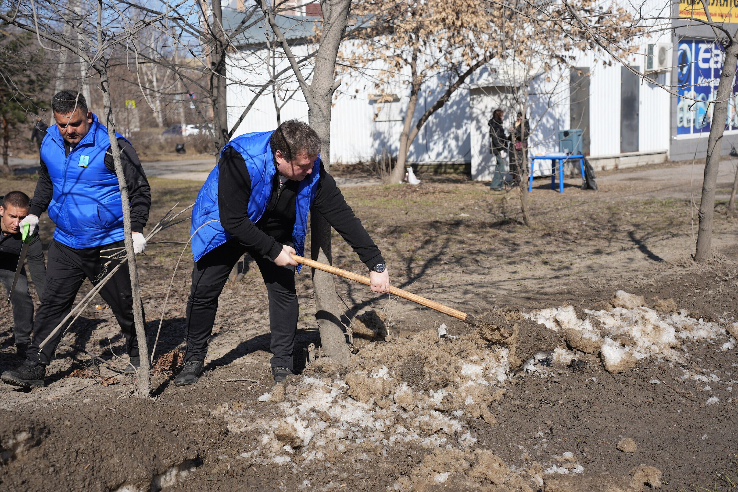 Больше трёх тысяч ульяновцев приняли участие в городском субботнике Больше трёх тысяч ульяновцев приняли участие в городском субботнике