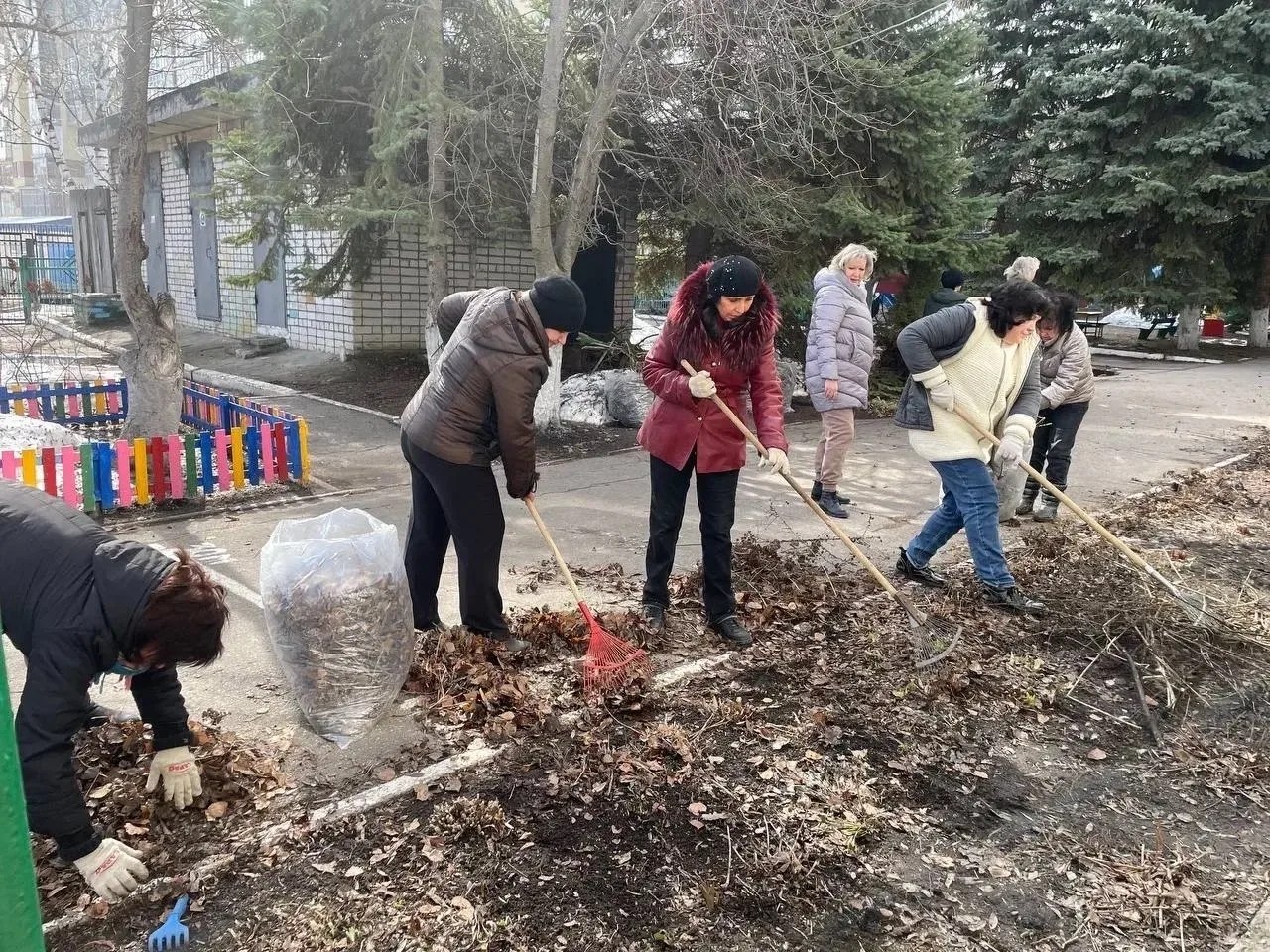 Больше трёх тысяч ульяновцев приняли участие в городском субботнике Больше трёх тысяч ульяновцев приняли участие в городском субботнике