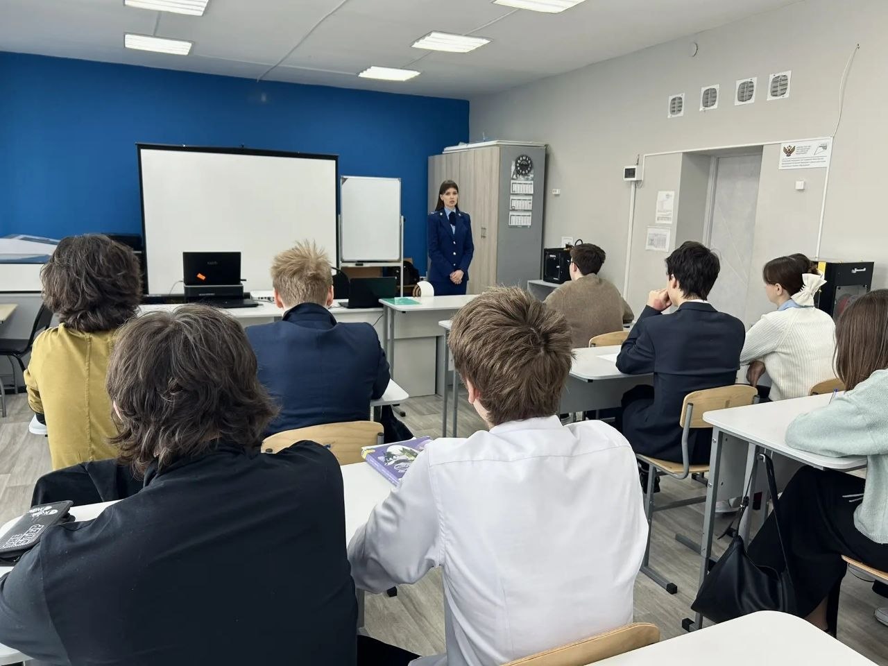 В рамках реализации мероприятий по правовому просвещению и правовому информированию помощник прокурора Ленинского района г. Ульяновска Вишнякова А.А. встретилась с учащимися МБОУ «Гимназия № 6 им. И.Н. Ульянова»