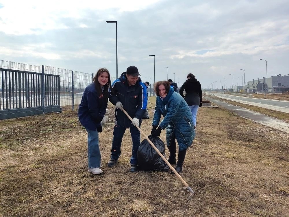 Больше трёх тысяч ульяновцев приняли участие в городском субботнике Больше трёх тысяч ульяновцев приняли участие в городском субботнике