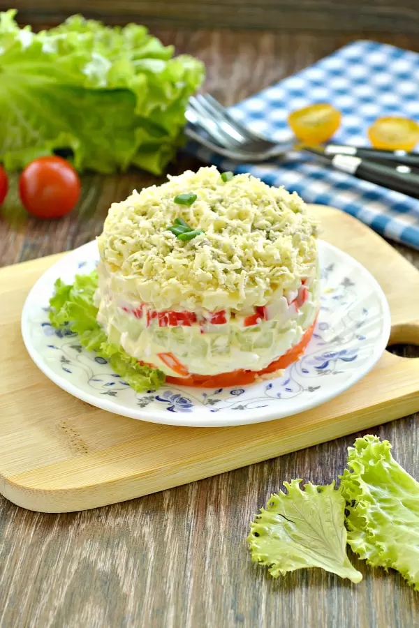 Непревзойденные салаты для вашего праздничного стола: «Мимоза» и «Крабовый»