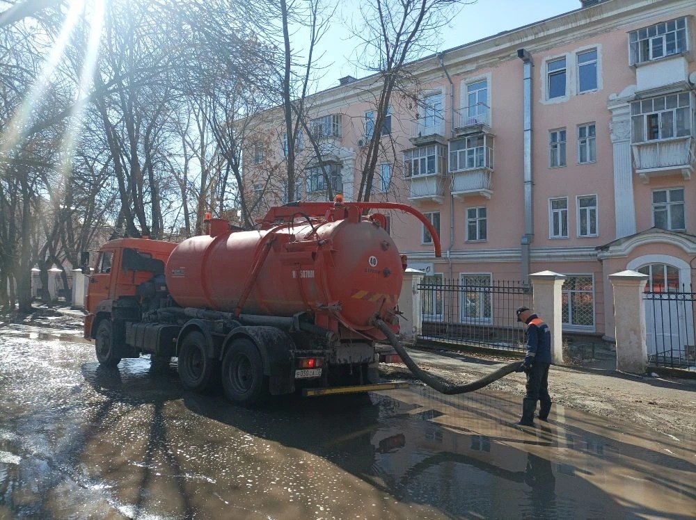 За сутки ульяновские дорожники отремонтировали горячим асфальтом шесть участков улиц За сутки ульяновские дорожники отремонтировали горячим асфальтом шесть участков улиц