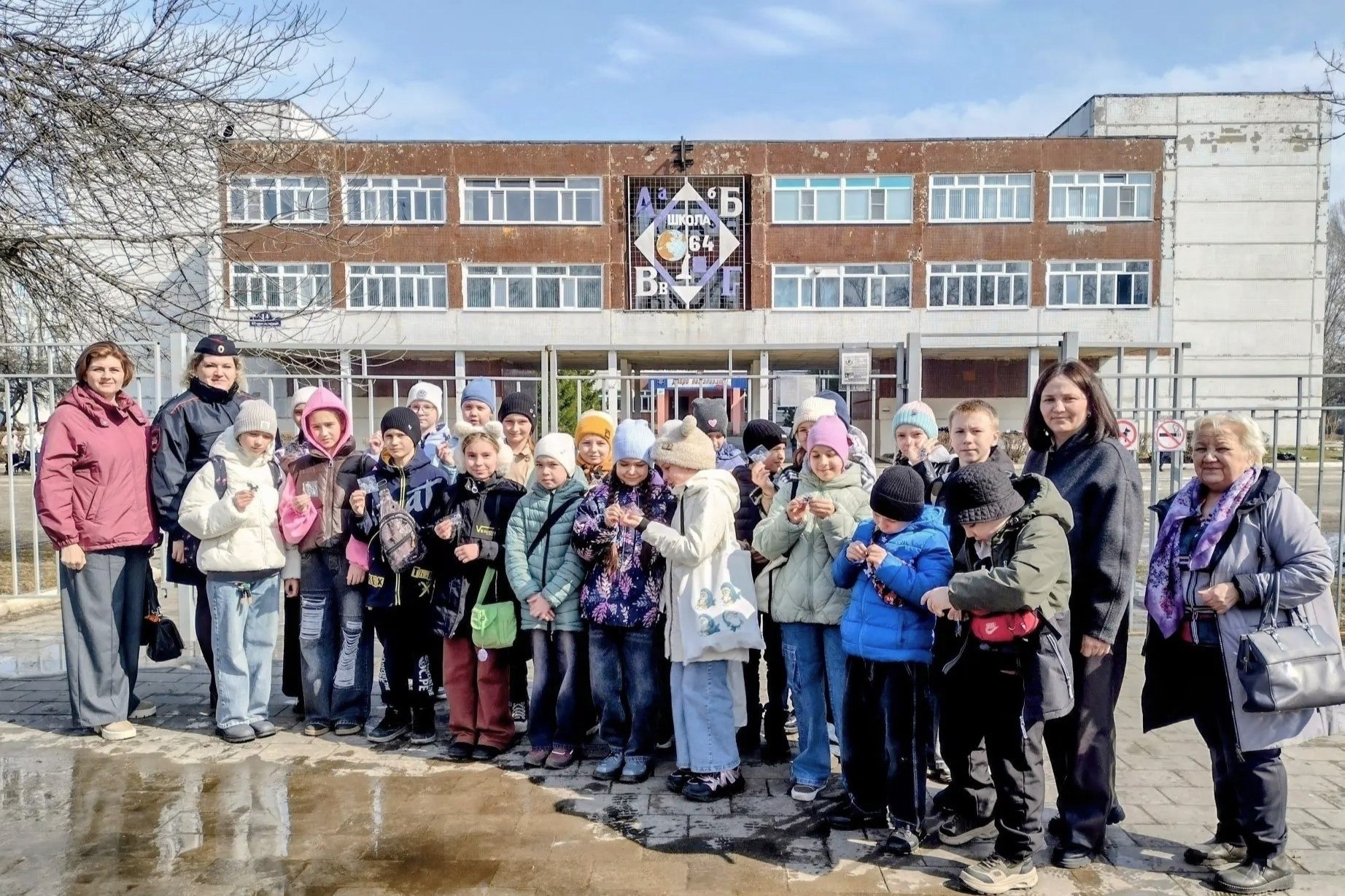 У школы №64 сотрудники Госавтоинспекции совместно со специалистами Дирекции безопасности дорожного движения и представителем администрации Заволжского района провели профилактическую акцию «Безопасным дорогам скажем "Да"»... У школы №64 сотрудники Госавтоинспекции совместно со специалистами Дирекции безопасности дорожного движения и представителем администрации Заволжского района провели профилактическую акцию «Безопасным дорогам скажем "Да"»...