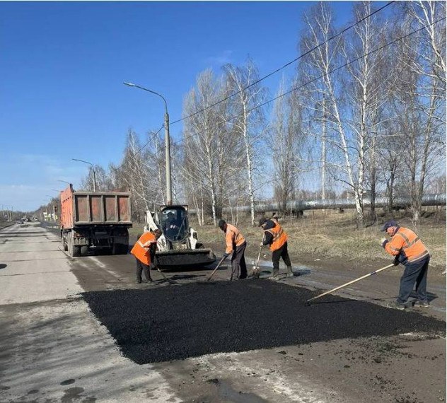 За сутки ульяновские дорожники отремонтировали горячим асфальтом шесть участков улиц