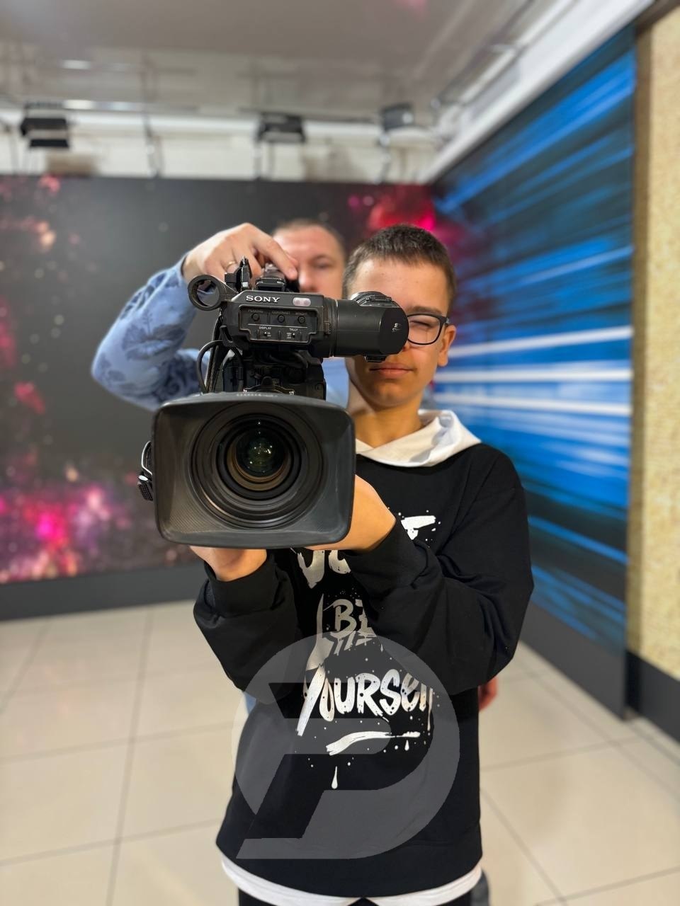 Сколько килограммов весит камера оператора? Сколько времени отводится корреспонденту на написание одного сюжета? Сколько часов эфирного времени сможет транслировать наш канал, если в городе выключат свет? Сколько килограммов весит камера оператора? Сколько времени отводится корреспонденту на написание одного сюжета? Сколько часов эфирного времени сможет транслировать наш канал, если в городе выключат свет?