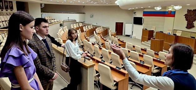 Посетив большой зал заседаний ЗСО, сегодняшние победители живо представили себя будущими депутатами