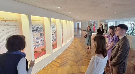 Кроме того, ребятам вручили (как они сами это назвали) «подарок-впечатление» – экскурсию по Дому Советов, в стенах которого располагается Избирательная комиссия Ульяновской области и региональное Законодательное Собрание