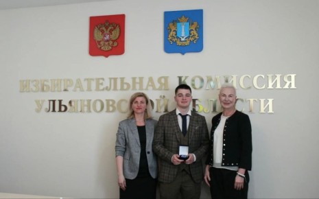 Затем руководитель аппарата областного Законодательного Собрания, член Облизбиркома Елена Ивлиева вручила нашим призерам памятные подарки от Заксобрания – наручные часы