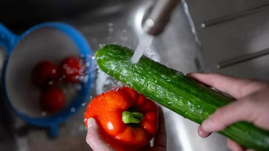 Как правильно мыть овощи и фрукты: советы эксперта