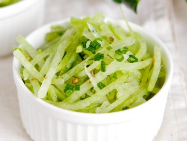 Восточная свежесть на вашем столе: как приготовить салат из зелёной редьки