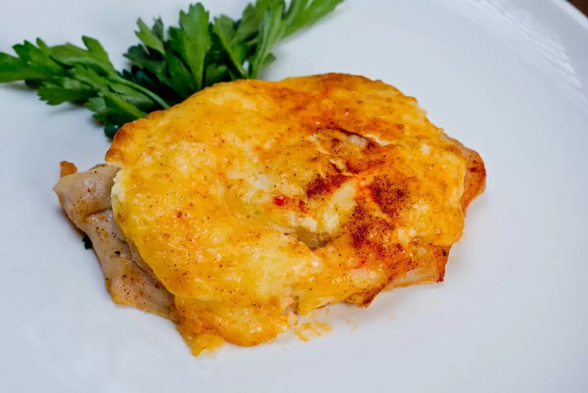 Курица с сырной корочкой: идеальное блюдо для любой трапезы