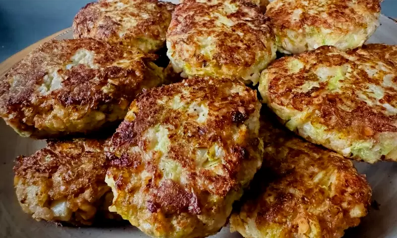 Вкусные капустные котлеты с фаршем: идеальный бюджетный ужин для всей семьи