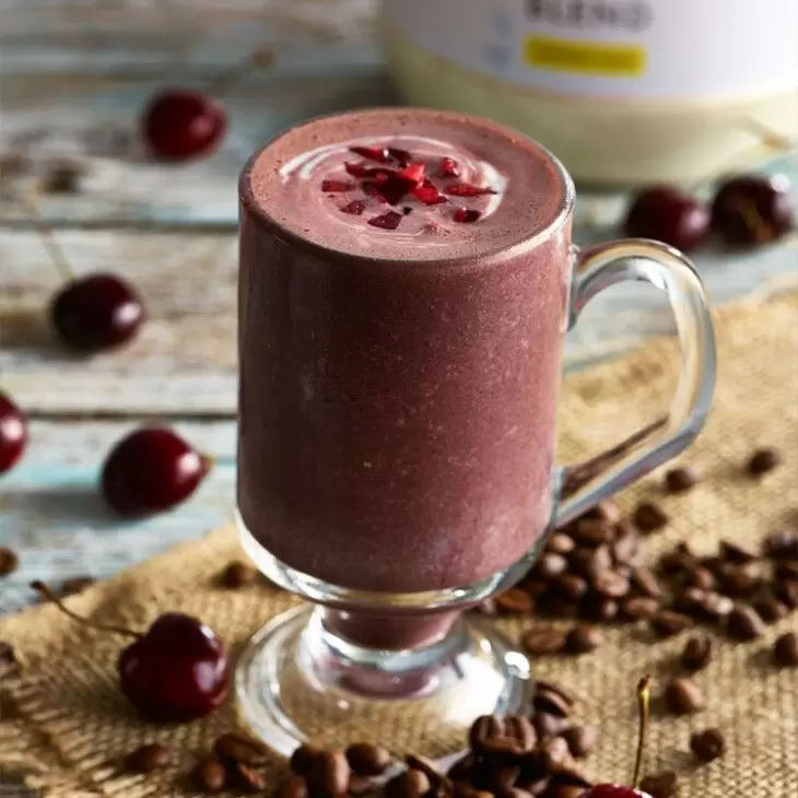 Летний кофейный милкшейк с ягодами: сочетание вкусов и удовольствия