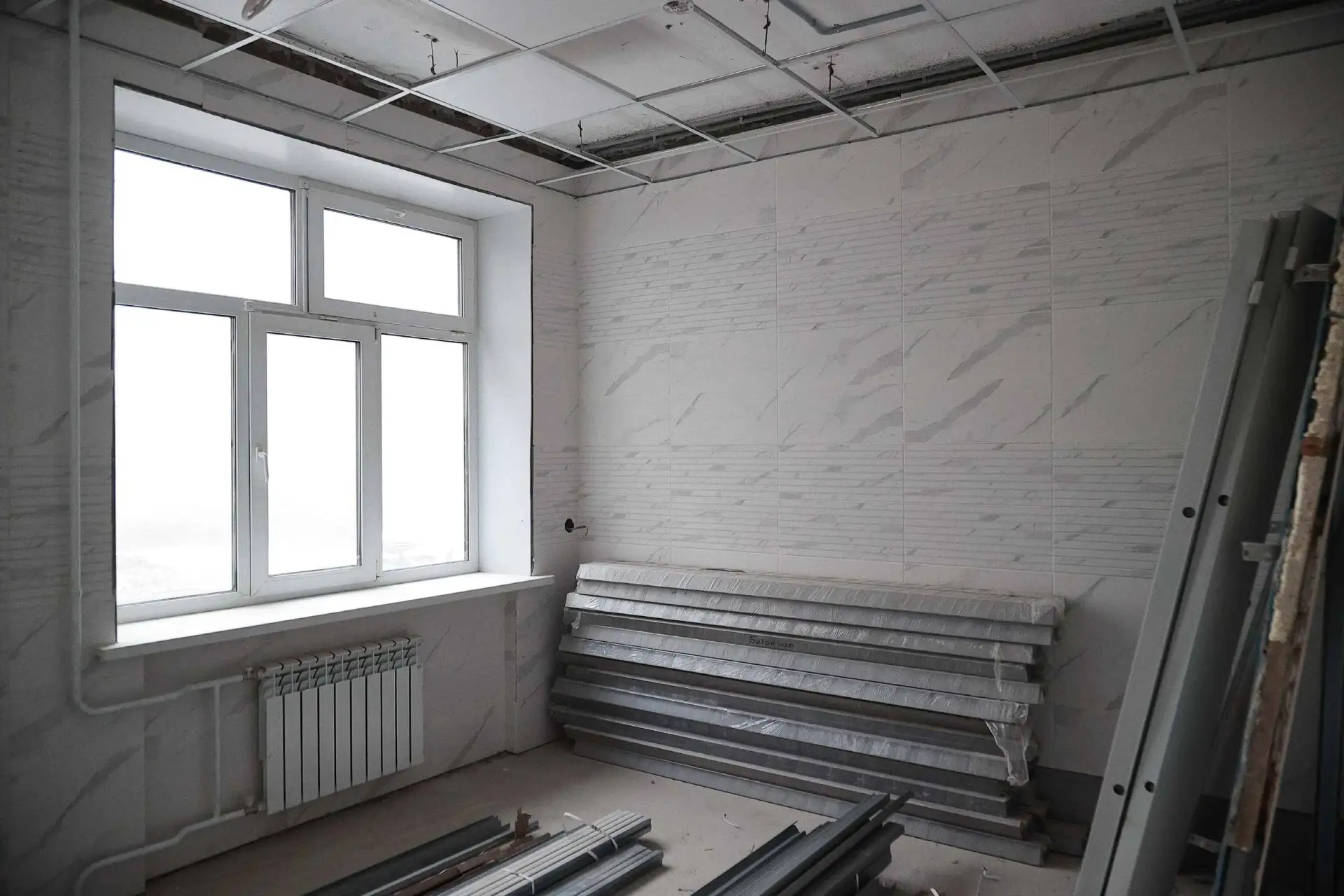 Проверил ход капремонта гимназии №21 города Ульяновска Проверил ход капремонта гимназии №21 города Ульяновска