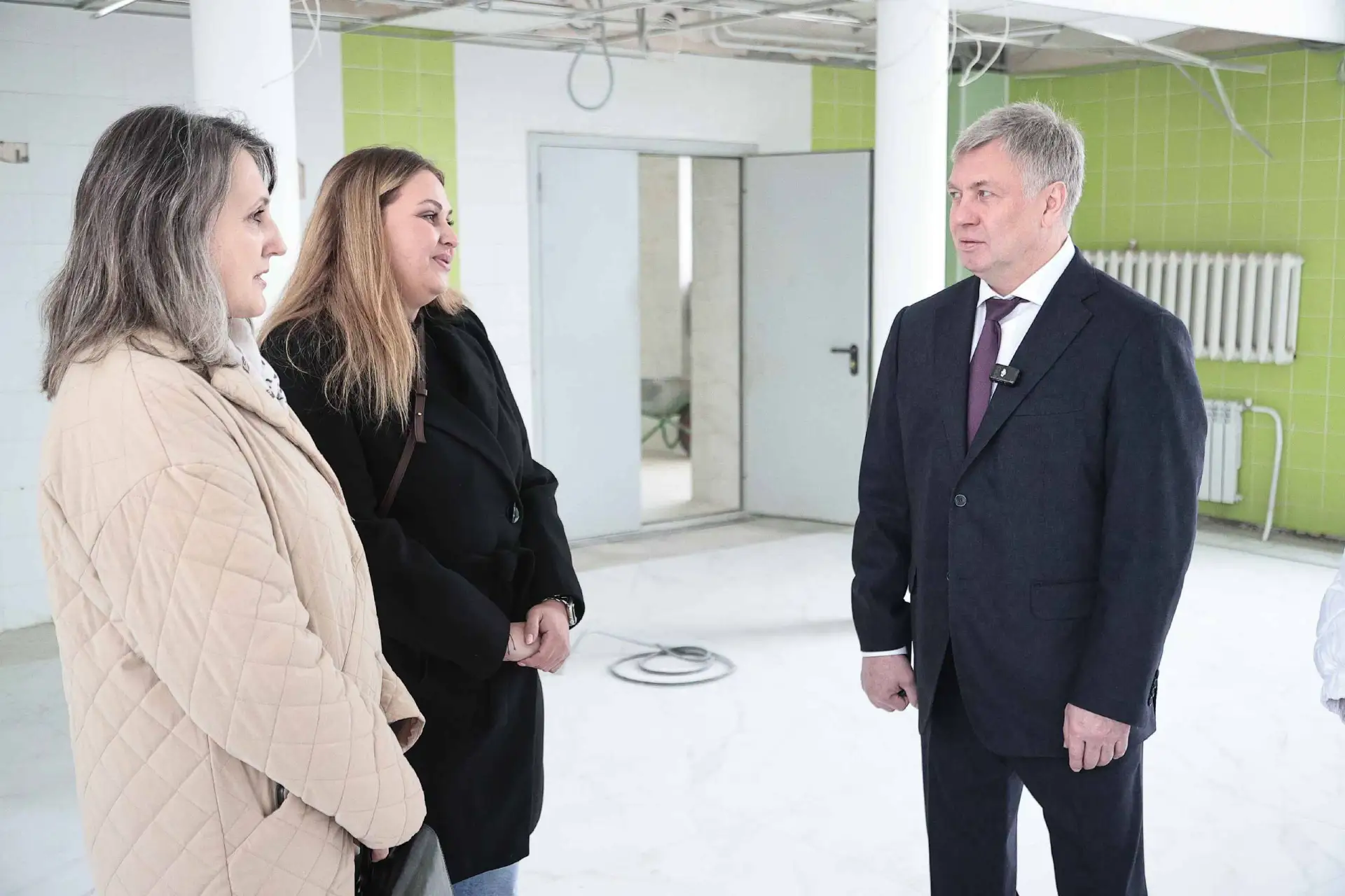 Проверил ход капремонта гимназии №21 города Ульяновска Проверил ход капремонта гимназии №21 города Ульяновска