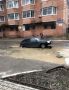 «Лада Приора» провалилась в яму у дома №4 на улице Рылеева — выбоина ловко спряталась в луже