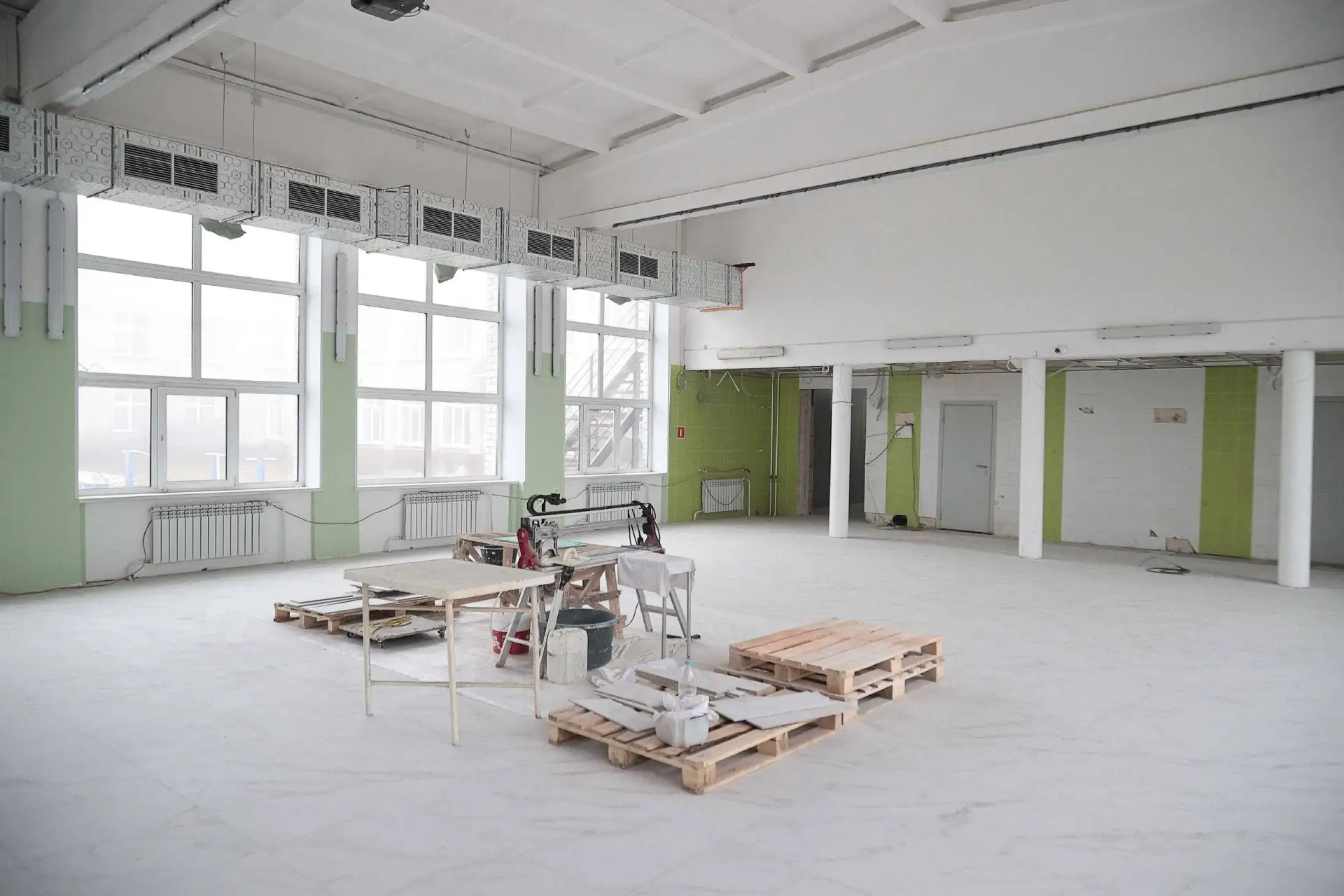 Проверил ход капремонта гимназии №21 города Ульяновска Проверил ход капремонта гимназии №21 города Ульяновска