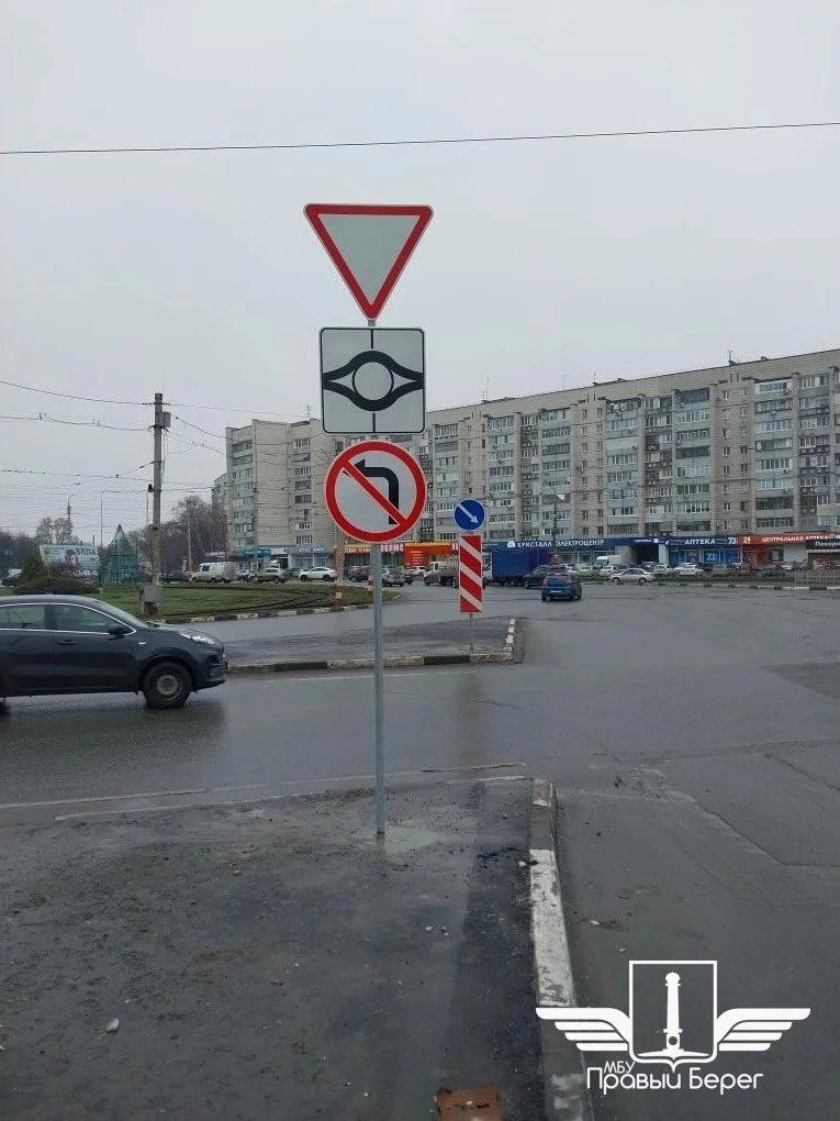 Новые знаки установили на перекрёстке Московского шоссе и улиц Октябрьской и Пушкарёва (Пушкарёвское кольцо) Новые знаки установили на перекрёстке Московского шоссе и улиц Октябрьской и Пушкарёва (Пушкарёвское кольцо)