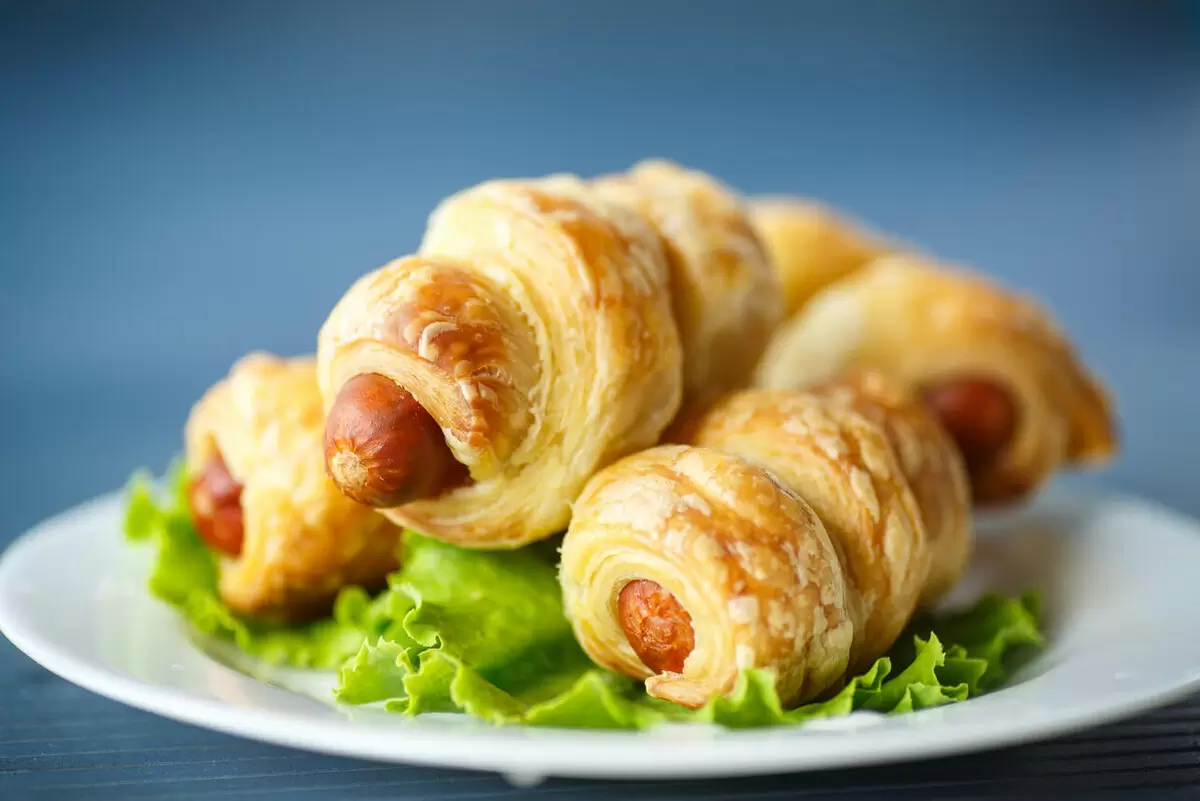 Супербыстрая закуска: сосиски в тесте за пять минут