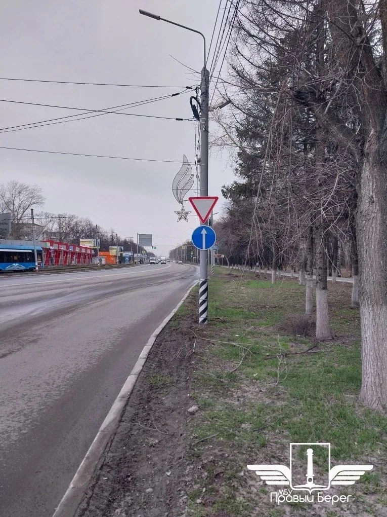 Новые знаки установили на перекрёстке Московского шоссе и улиц Октябрьской и Пушкарёва (Пушкарёвское кольцо) Новые знаки установили на перекрёстке Московского шоссе и улиц Октябрьской и Пушкарёва (Пушкарёвское кольцо)