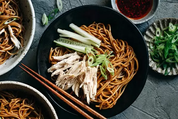 Летний хит: быстрое и вкусное блюдо с холодной лапшой и курицей по-китайски