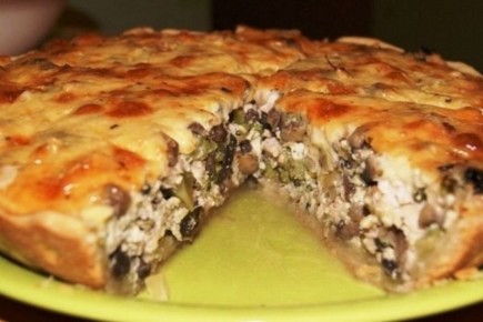 Непревзойденный заливной пирог: сочетание курицы и грибов в воздушном тесте