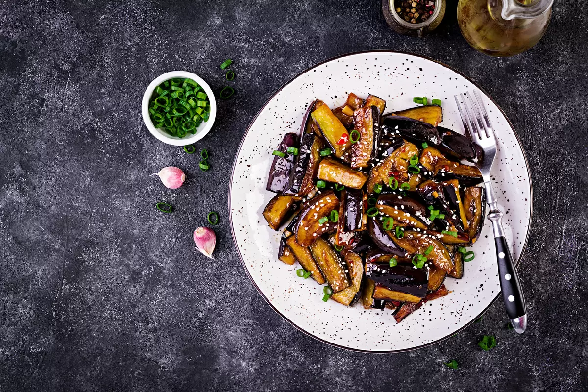 Жареные баклажаны в соевом соусе: пикантное угощение