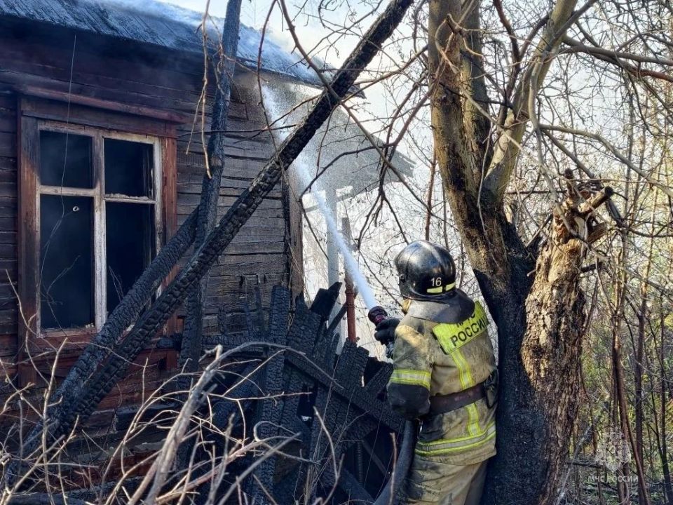 #оперативно. Пожарные подразделения работают на Толбухина в Ульяновске Пожар произошел в деревянном доме